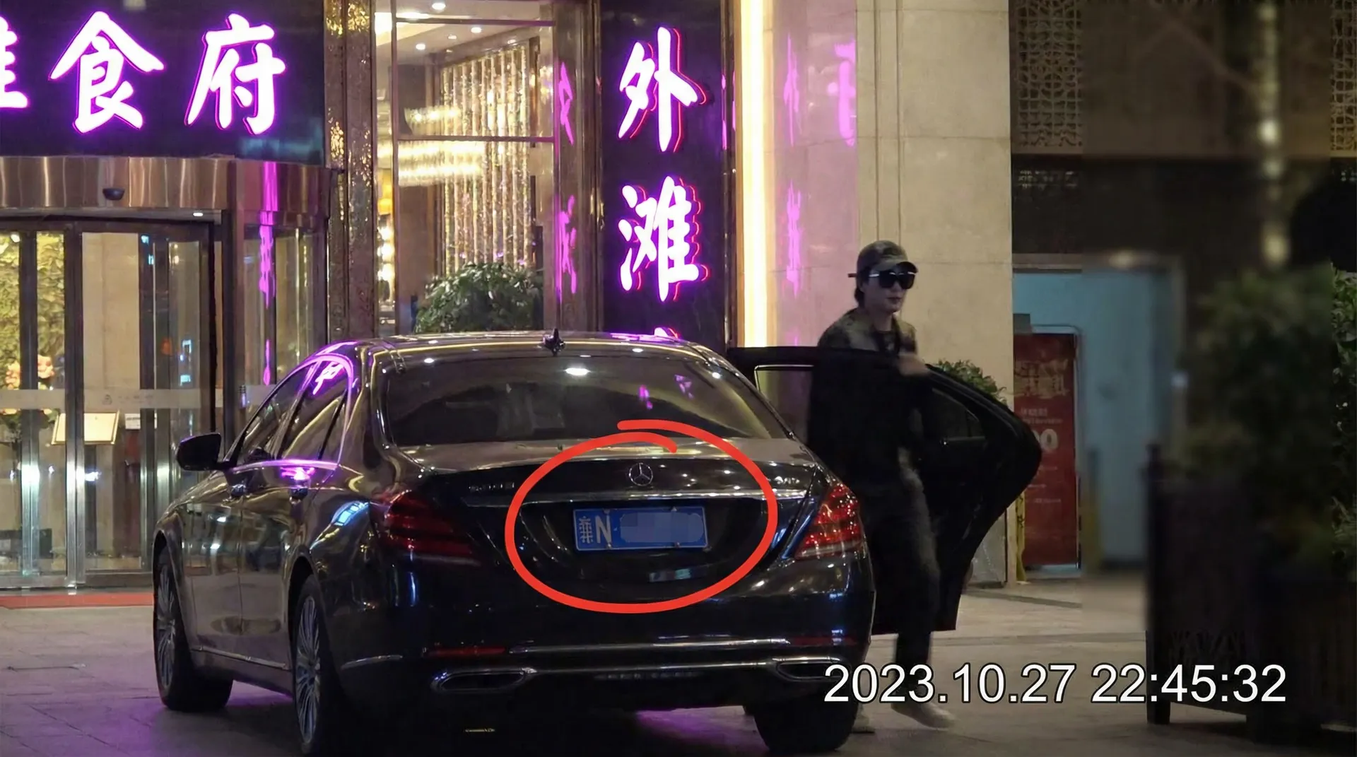 迪拜皇宫平台 - 豪车餐厅外偷拍